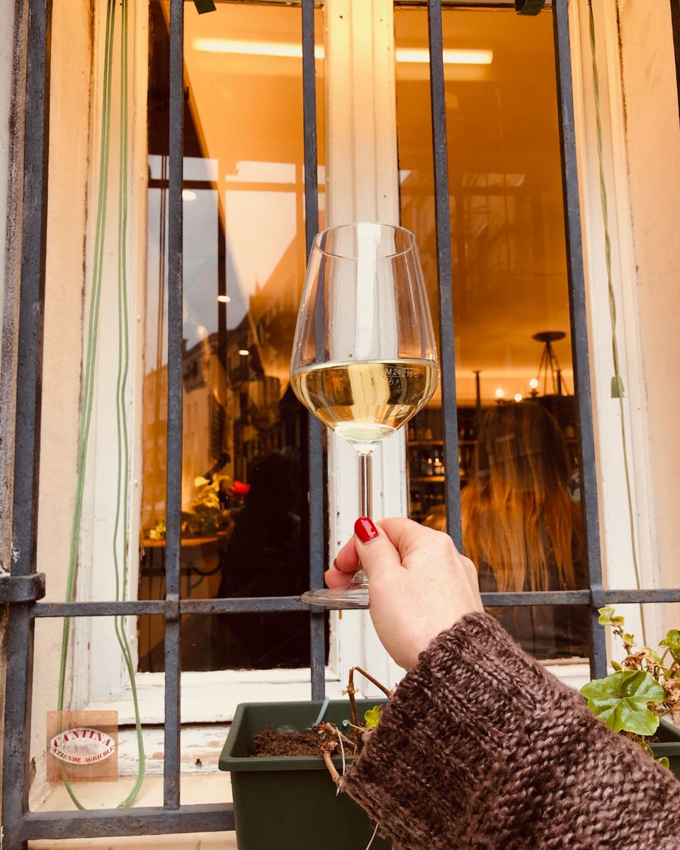 AziendeCantina's tweet photo. A glass raised to the light.
Inside, wine. Outside, Venice moving slowly.
#cantinaaziendeagricole #venezia #winebar #vinoitaliano #venicewine #instawine #ostèria #calice #convivialità https://t.co/1hYIYzTqZ5