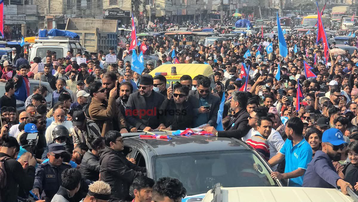 यस्तो केटकेटीको हा हु गर्ने भिड लिएर चुनाव जितिन्छ ? मतदाताको साथ चाहिन्छ चुनाव जित्न । अब मेयर नि छोड्यो, यता जमानत जफत । बरु "सै पनि एमाले, मै पनि एमाले" जस्तो गीत गाए एल्बम निकाल्न सहयोग गरुम्ला ।