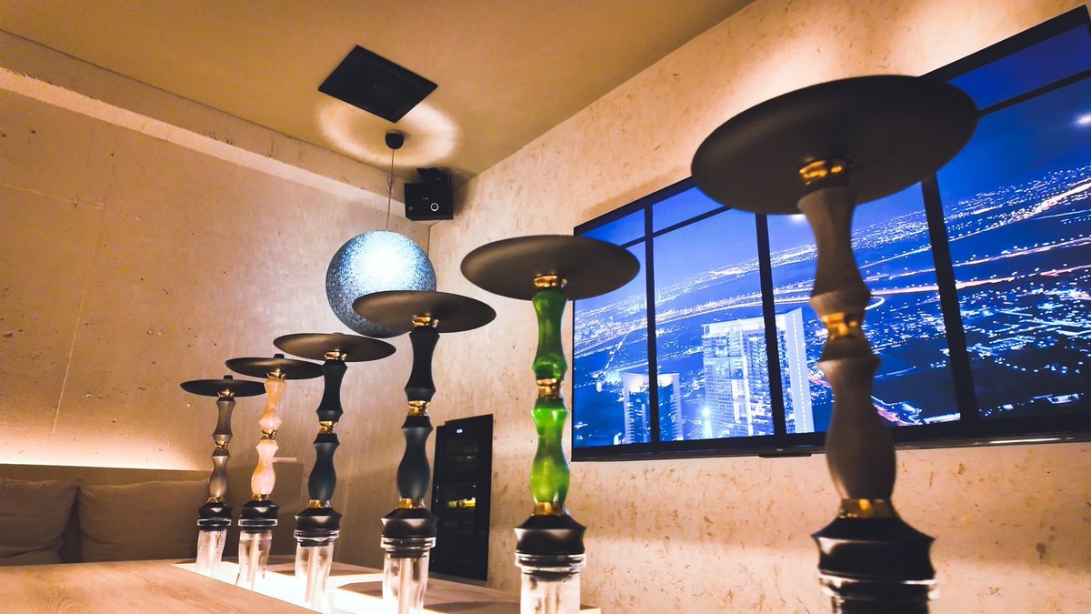 HEAT名古屋栄オープン！
フード、ドリンク、デザートたくさんの種類から選ぶ楽しみっていいですよね！
シーシャも組み合わせと配合率で無限大の面白さ(〃ω〃)
気になるフレーバーなどありましたら聞いてみてください♪( ´θ｀)ノ
ゆっくりシーシャ時間HEATで！
別邸個室のご予約受け付けてます！！