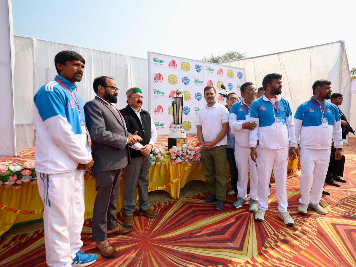 नेता विपक्ष <a href="/RahulGandhi/">Rahul Gandhi</a> जी ने यूथ स्पोर्ट्स एकेडमी द्वारा आयोजित रायबरेली प्रीमियर लीग टी-20 क्रिकेट टूर्नामेंट का उद्घाटन किया। 

इस दौरान राहुल गांधी जी ने क्रिकेट टूर्नामेंट में हिस्सा लेने वाली टीमों और उनके खिलाड़ियों से भी मुलाक़ात की।

📍 राजीव गांधी स्टेडियम, रायबरेली