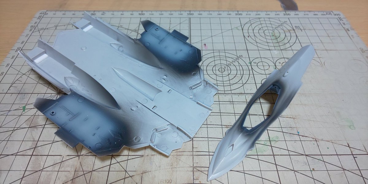 rianPSO2's tweet image. つや消しと光沢クリアの筆塗り終りだっぴ～(。-ω-)ノ
明日からは組立てと合わせ目消しだっぴ～🐸
ここからが本番だっぴ🐤