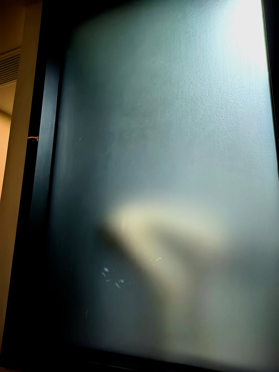 我和你老婆在床上，你和我老婆在里面。