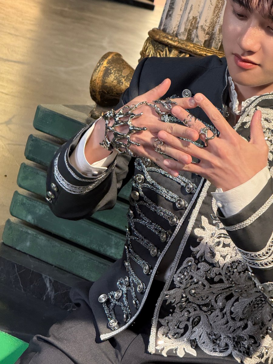 weareoneEXO's tweet image. It's the king of the town

#EXO #엑소 #weareoneEXO
#Crown #REVERXE