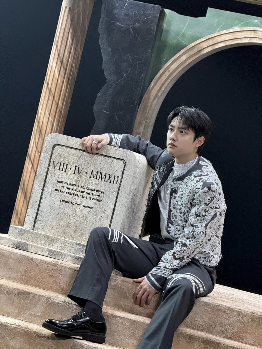 weareoneEXO's tweet image. It's the king of the town

#EXO #엑소 #weareoneEXO
#Crown #REVERXE