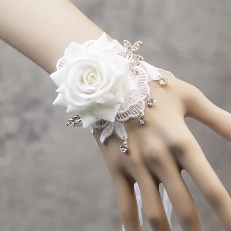 ManusxMachina's tweet photo. 白薔薇の腕飾り 
https://t.co/wo89XCwG5j 
白い薔薇を主役に、繊細なレースが幾重にも重なり合い、手首にそっと花が咲いたかのようなリストレット。柔らかく広がる花びらの立体感が、静かな気品と儚さを同時に纏わせ、周囲には小さな��ジューが雫のように揺れます。 https://t.co/gqwUjTFLSf
