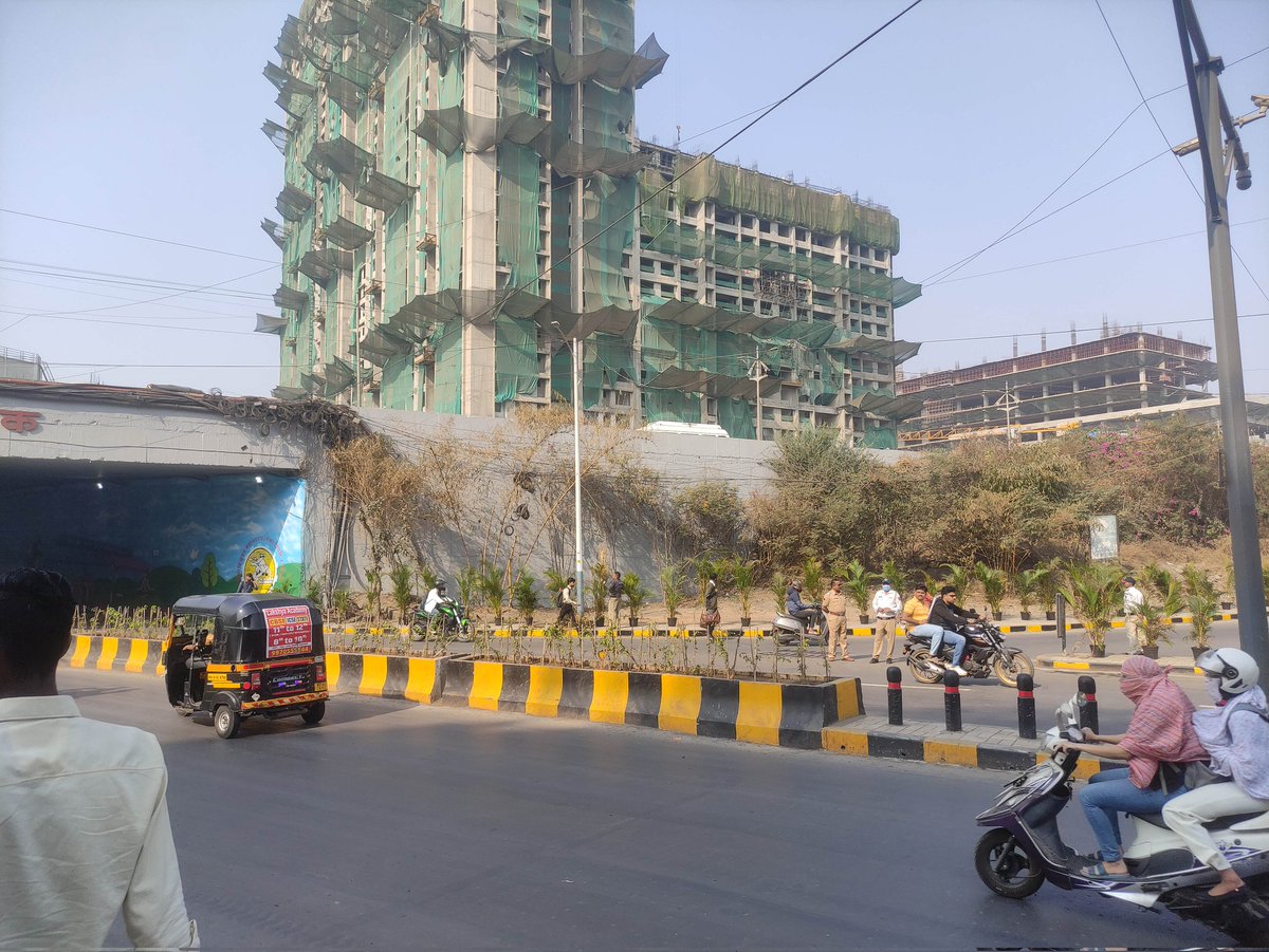 SammedGirmal's tweet photo. गेले एक महिने झाले पूर्ण पुण्याचे आणि पिंपरी चिंचवड शहराचे रंगरंगोटीचे आणि रस्त्याचे काम चालू आहे, मला वाटलं निवडणुका आहेत म्हणून करत असतील पण नाही कारण आहे "बजाज पुणे ग्रँड टूर 2026", पूर्ण शहर धुवून काढलं आहे रस्ते धुवत आहेत, दुभाजक धुवत आहेत, त्या भूमकर चौकामध्ये इतकं ट्रॅफिक असत रोज तर फक्त 1 पोलीस आणि 1 ट्रॅफिक वॉर्डन हाताची घडी घालून बघत थांबलेले असतात रोज, तर आज 10-15 पोलीस थांबले आहेत, पूर्ण महाराष्ट्रातून पोलीस फौजफाटा बोलवला आहे, प्रति 450 लोकांपाठीमागे 1 पोलीस असले पाहिजेत असा संयुक्त राष्ट्रांनी शिफारस केलेले मानक आहे असे म्हटले जाते, याची जाणीव अचानक पोलिसांना झाली आणी पूर्ण महाराष्ट्रामधून पोलिसांना बोलावून घेण्यात आले, भूमकर चौकाजवळील गरीब लोकांची मातीची घरे दिसू नयेत म्हणून सर्व ठिकाणी कापड लावून गरिबी झाकण्यात आली आहे, पूर्ण शहरात रोज इतके ट्रॅफिक होऊन सुद्धा लक्ष न देणारे प्रशासन आज प्रत्येक चौकामध्ये कमीत कमी 10 पोलीस उभे आहेत, फुटपाथ वर वेग वेगळ्या प्रकारची झाडे आणून ठेवली आहेत. तर एवढा सगळं खटाटोप कशासाठी तर त्या ग्रँड टूर साठी, सामान्य नागरिक रोज ट्रॅफिक मधून जातो, धुळीतून प्रवास करतो त्यावेळी बरे प्रशासन कुठे दिसत नाही. एक खाजगी कंपनी काय येते प्रशासनासमोर पैसे काय फेकते प्रशासन सगळी रस्ते नवीन चकचकीत करून धुवून भांडवलदारांच्या सेवेसाठी हाजीर होते. अरे बाबांनो कधी लोक एवढ्या खड्ड्यातून जातात या विचाराने कधी रस्ता केला आहे काय? कधी लोकांसाठी रस्ता धुवून काढला आहे काय? गरिबांची मातीची घरे झाकता लाज वाटते काय तुम्हाला? पोलीस प्रशासन सगळी काम सोडून रस्त्यावर उभी आहेत कशासाठी जनतेसाठी नाही तर "बजाज पुणे ग्रँड टूर 2026" चे हट्ट पुरवण्यासाठी. अवघड आहे सगळं..... कुठे नेवून ठेवला महाराष्ट्र माझा...🙏🏻
@PuneCityPolice @PMCPune @pcmchsgsociety @PCcityPolice @PCMCSarathi @punekarnews 
#BajajPuneGrandTour #PuneGrandTour 
#Pune #PCMC