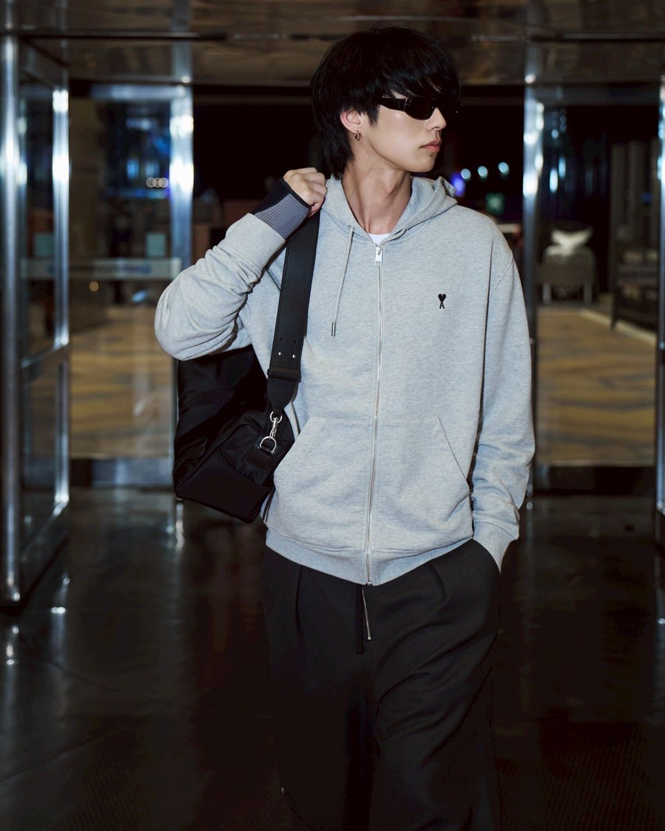 Siam_Paragon's tweet image. อีกหนึ่งคนสำคัญของ f.AMI.ly ที่ขาดไม่ได้! ไบร์ท-วชิรวิชญ์ (@bbrightvc) เตรียมตัวออกเดินทางไปพร้อมกับ @amiparis เป็นครั้งที่ 3 เพื่อเข้าร่วมรับชมโชว์ Fall-Winter 2026 โดย Alexandre Mattiussi ซึ่งจะจัดขึ้นในวันพฤหัสบดีที่ 22 มกราคม เวลา 02.00 น. (ตามเวลาประเทศไทย)…