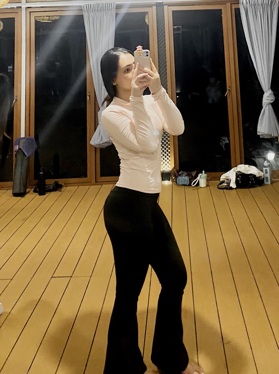 putrrikaa's tweet photo. suka banget pake flare legging gini, jadi keliatan lebih tinggi😻💗
bahannya tebel, nyaman buat dipake yoga, gerak sana sini amann

https://t.co/rhiVlEBcKC https://t.co/1WX9FljFmS
