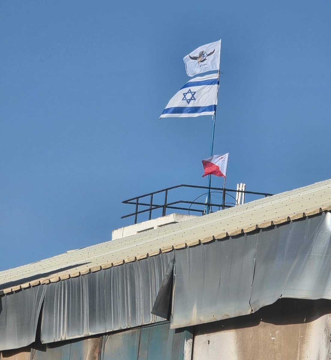 כן יאבדו כל־אויביך ה'
ריבונות ישראלית בירושלים: דגל ישראל מונף במתחם אונר״א.