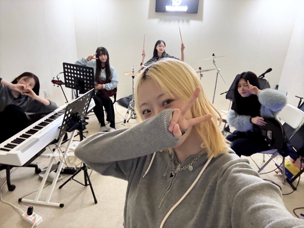 [#LIVE]
⠀
합주하다가🎹🪕🥁🎸🎸
⠀
🔗 berriz.in/ko/latency/liv…
⠀
#LATENCY #레이턴시
#HEEYEON #JEEWON #HYUNJIN #HAEUN #SEMI