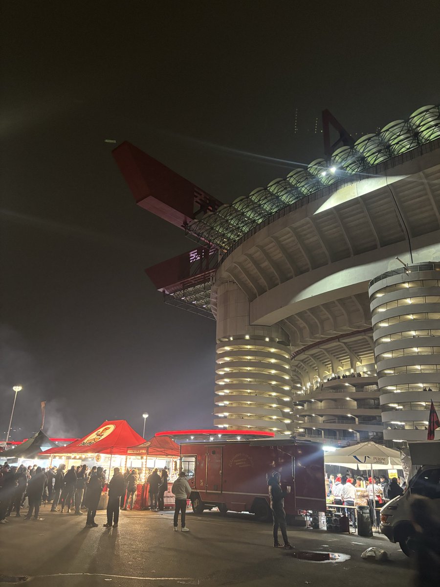 AidanCanary's tweet photo. Milan ⭐️⭐️⭐️⭐️
San Siro 
AC Milan vs Lecce 1-0 
Top city, great food, will be back https://t.co/z6MqDSRAgT