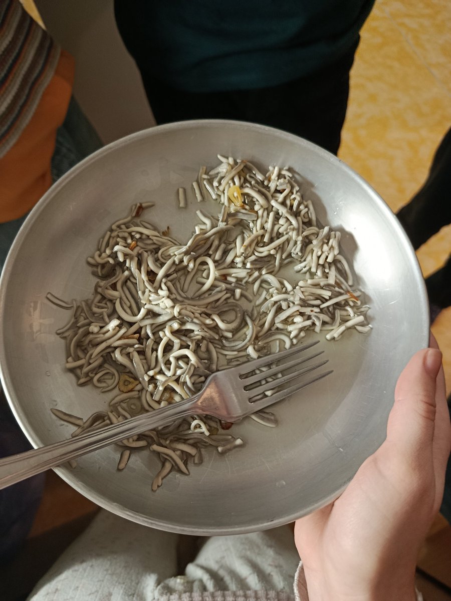 nik ikusten detena: gulak jatea tanborradan
nere lagun alemanek ikusten dutena: eating little worms in 24h drum playing street rave