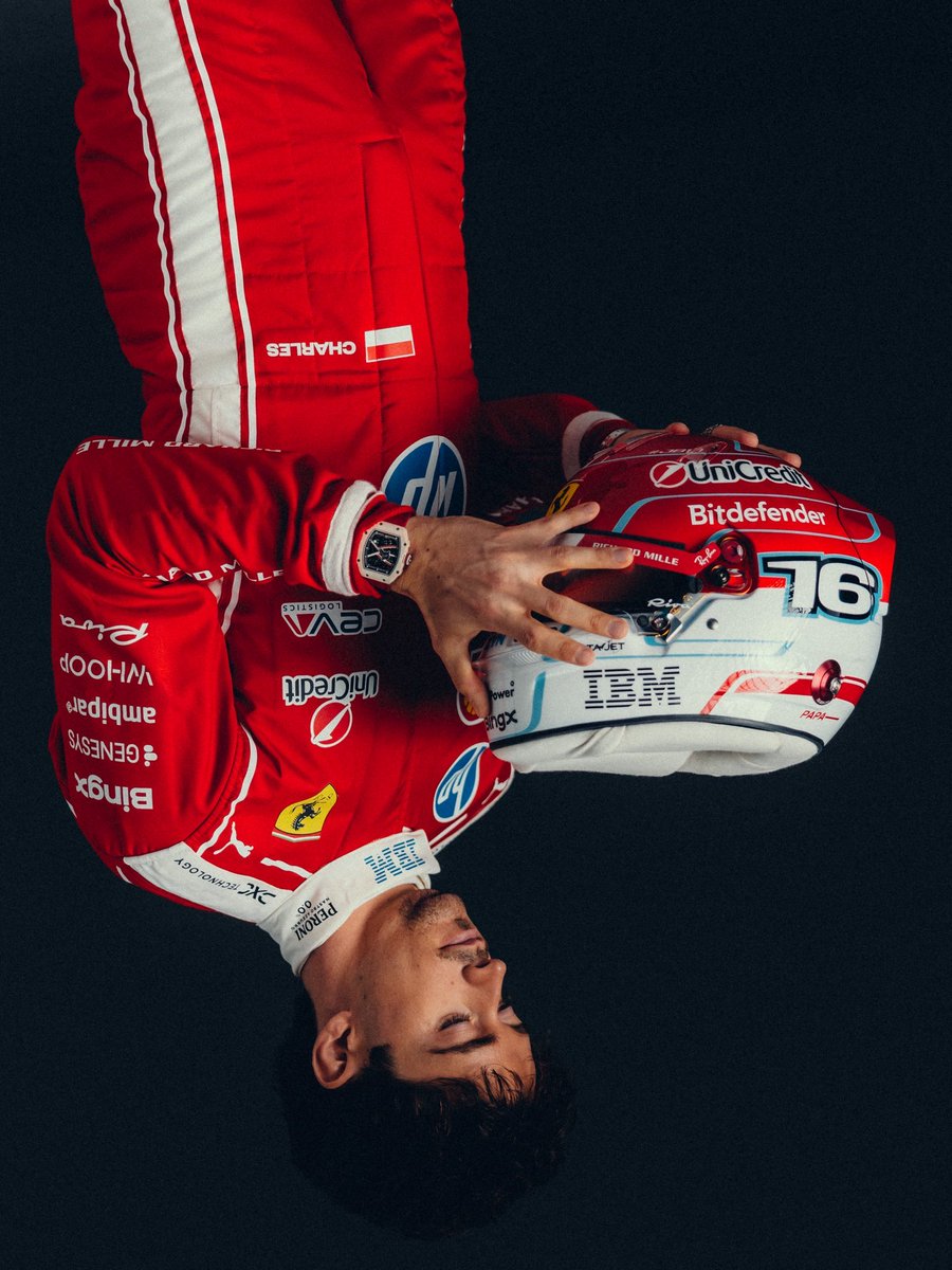 TearOffFR's tweet photo. 📸 Charles Leclerc a dévoilé son casque pour la saison 2026 de F1 🤩

Les couleurs monégasques restent mais l’ajout d’un bleu clair est visible sur certains contours, votre note /10 ? 👇

#F1 https://t.co/jdzu7suo9u