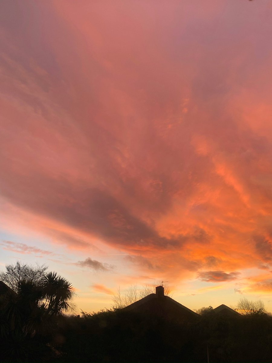 Beautiful sunrise this morning…. 🌅🙌🏼 

#Wales