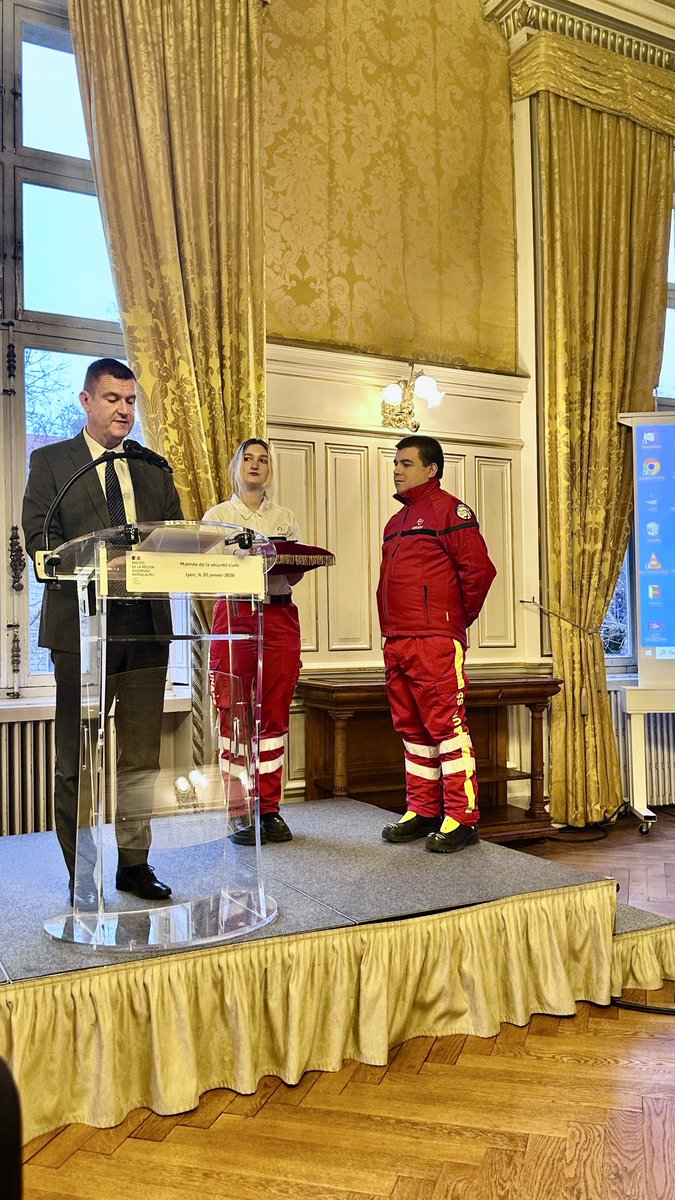 Heureux et fier d’assister à la remise de la Médaille de la Sécurité Interieure à Florian Davoust  par Antoine GUERIN Préfet délégué pour la défense et la sécurité lors de la matinée de la sécurité civile <a href="/prefetrhone/">Préfète de région Auvergne-Rhône-Alpes et du Rhône</a>
