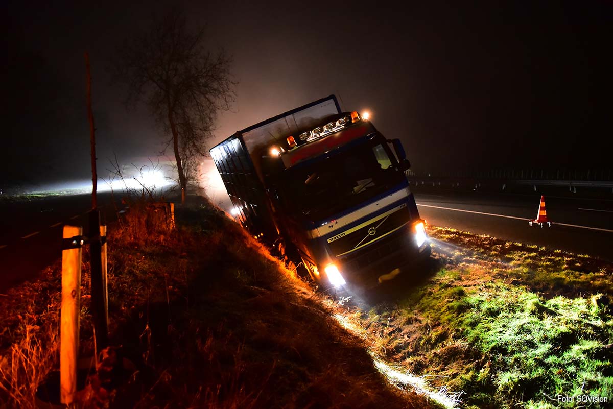 Vrachtwagen met jonge geiten in sloot langs A2 bij Weert