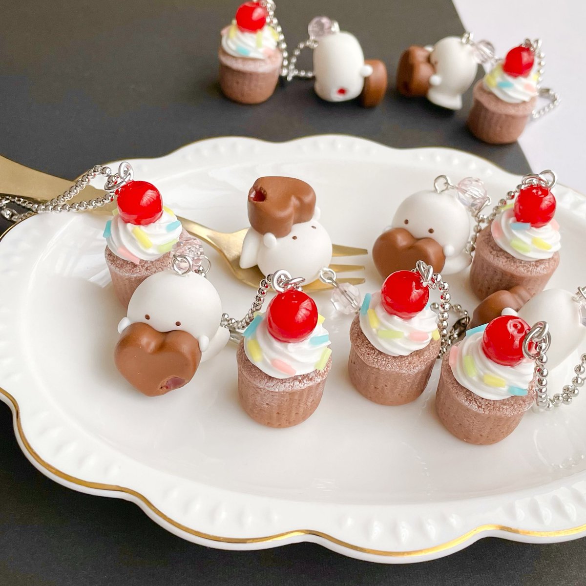 ドレンチェリーのショコラカップケーキとおばけマシュマロ🍒🧁🍫

#フェイクスイーツ
#ハンドメイド