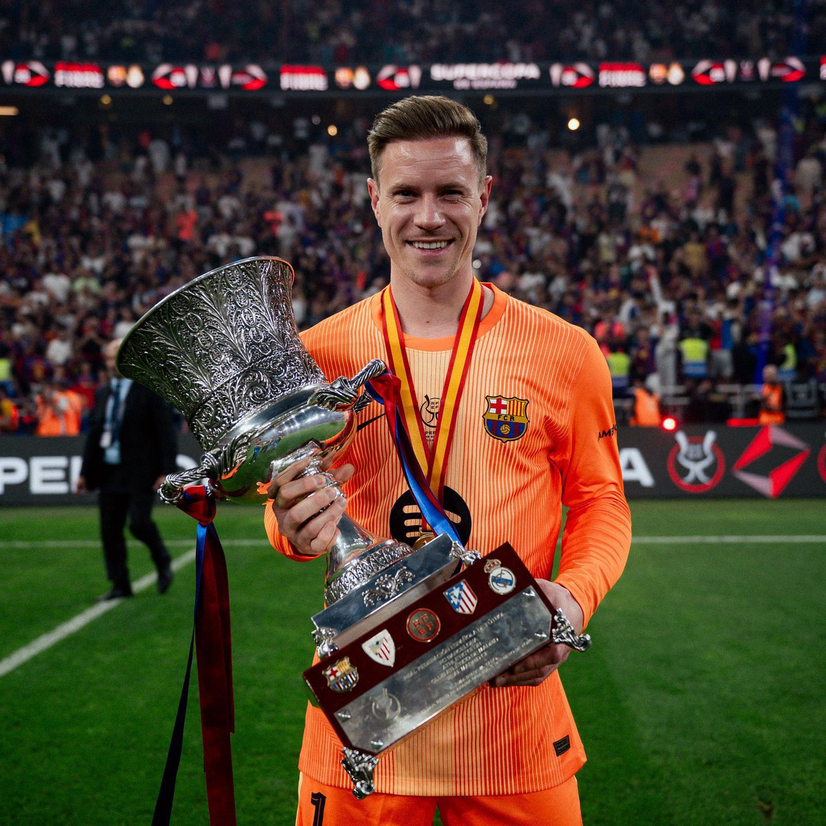 FabrizioRomano's tweet image. 🚨🔴⚪️ Barcelona authorize Marc André ter Stegen to travel for medical tests at Girona today.

Ter Stegen will join Girona on loan — no buy option clause, straight loan.

Here we go, confirmed. ✅