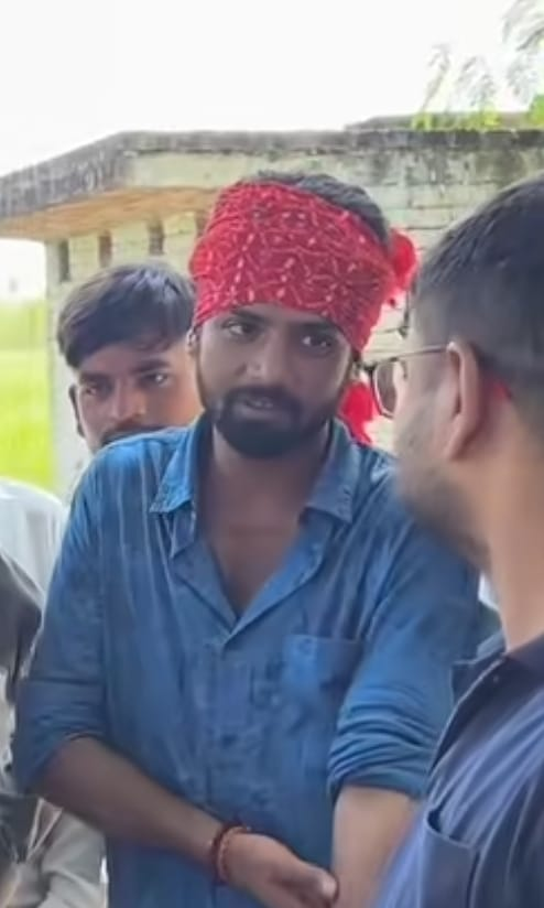 bstvlive's tweet photo. गोंडा : 50,000 के इनामिया गैंगस्टर ने किया सरेंडर
➡दो माह से फरार था भूपेंद्र उर्फ कप्तान सिंह
➡कप्तान ने गोंडा न्यायालय में किया सरेंडर
➡लूट,मारपीट,रंगदारी के मामलों में था फरार
➡2 साल पुराने मामले में चकमा देकर सरेंडर
#GondaNews #GangsterSurrender @gondapolice https://t.co/LDaMhwvgCz