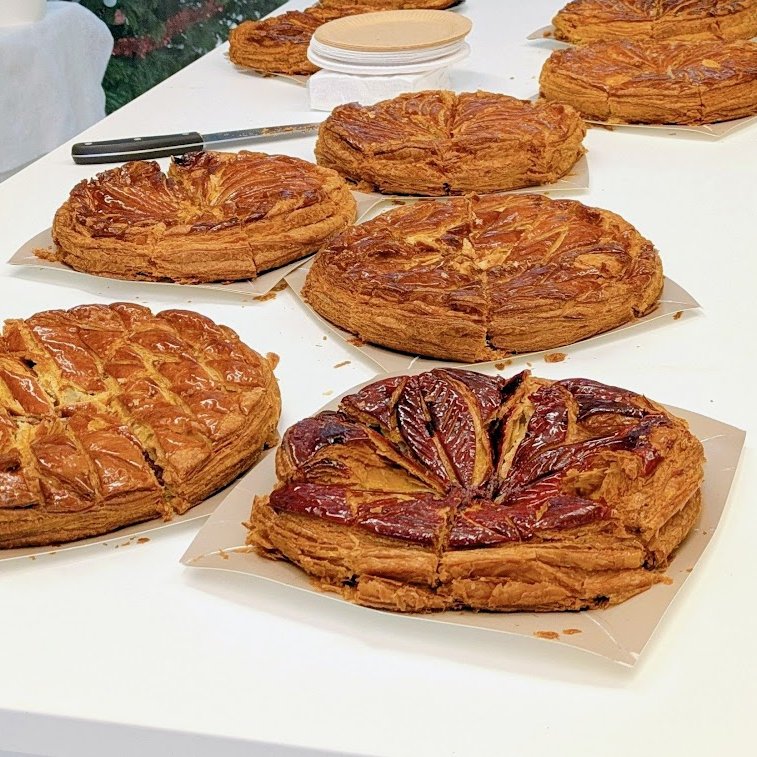 昨日は会社のイベントでガレット・デ・ロワでした！中身のバリエーションはフランジパン（アーモンドクリーム）、りんご、チョコレート、ベリー系と多彩✨️
意外にベリーのが爽やかでおいしかったです！！カロリーと脂質爆弾なんですが、イベントということで