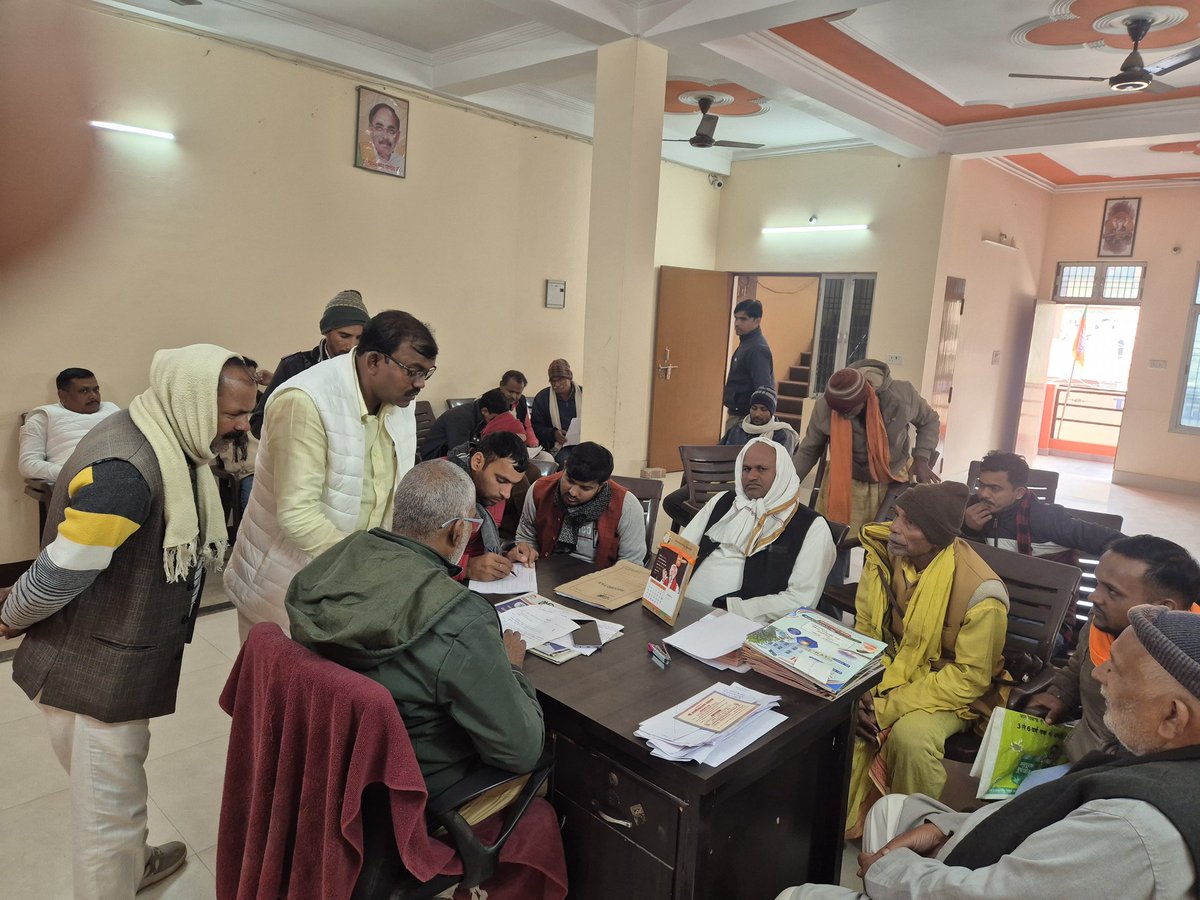 iPradeepPathak's tweet photo. @MLCVishalSingh चंचल जी जन समाधान कार्यालय पर विभिन्न विधानसभाओं से पधारे पंचायत जन प्रतिनिधिगण एव आम जनमानस की समस्याओं को सुना और संबंधित अधिकारियों को जन समस्याओं को त्वरित समाधान के लिए निर्देशित किया।
@narendramodi
@NitinNabin
@myogiadityanath 
@mppchaudhary https://t.co/uQNG6WlT1y