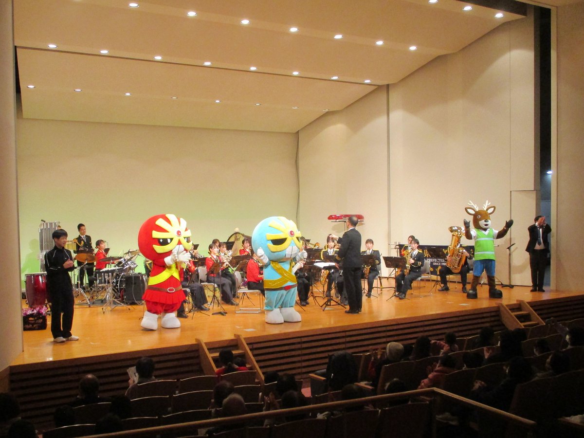 【大崎上島町子ども会育成連合会警察音楽隊コンサートを開催】
大崎上島文化センターにて開催されたコンサートでは『モシカ』『キラリ☆マン』『キラリ☆ウーマン』も応援に駆け付け、来場者に交通安全や防犯対策等を広報しました。
音楽隊の熱い演奏に、会場は大いに盛り上がりました。
#竹原警察署