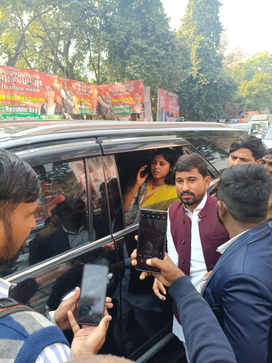 प्रिया सरोज के साथ सेल्फी की भारी डिमांड है,