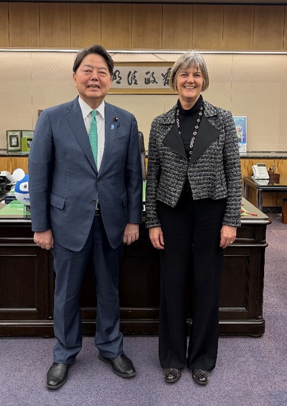 MIC_JAPAN's tweet photo. 令和８年１月19日、林総務大臣は、ジュリア・ロングボトム駐日英国大使による表敬訪問を受けました。
会談では、日英デジタルパートナーシップのもと、両国が良好な関係を築いてきたことについて認識を共有し、今後も更なる成果を目指していくことを確認しました。 https://t.co/B6i0vyXB5c