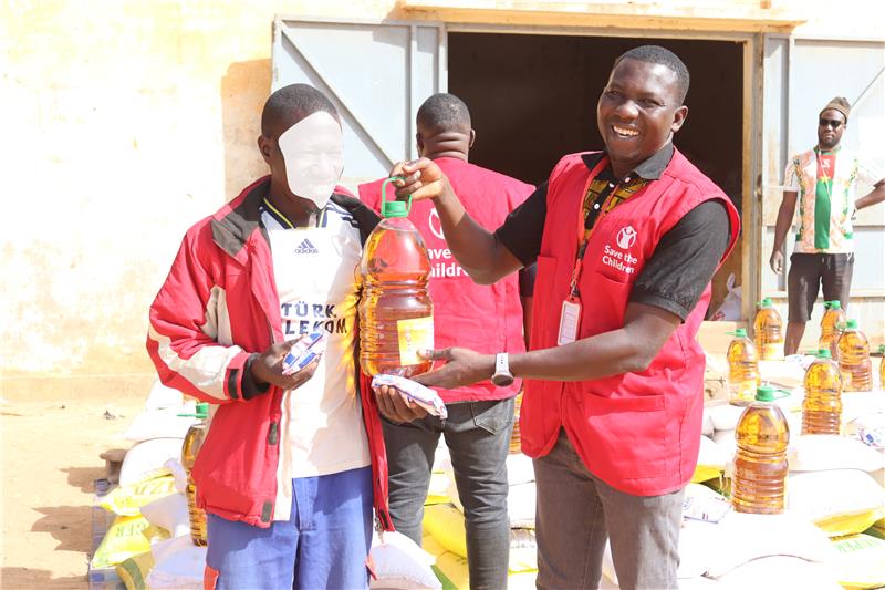 SaveChildrenBF's tweet image. 📍À Djibasso, dans la Kossi, 300 ménages déplacés internes ont reçu une aide alimentaire essentielle grâce au Fonds Humanitaire de @SaveChildrenBF
