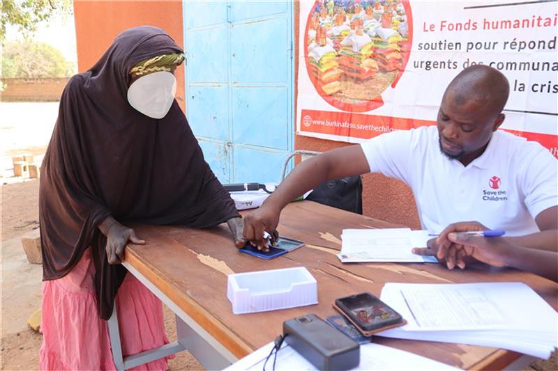 SaveChildrenBF's tweet image. 📍À Djibasso, dans la Kossi, 300 ménages déplacés internes ont reçu une aide alimentaire essentielle grâce au Fonds Humanitaire de @SaveChildrenBF