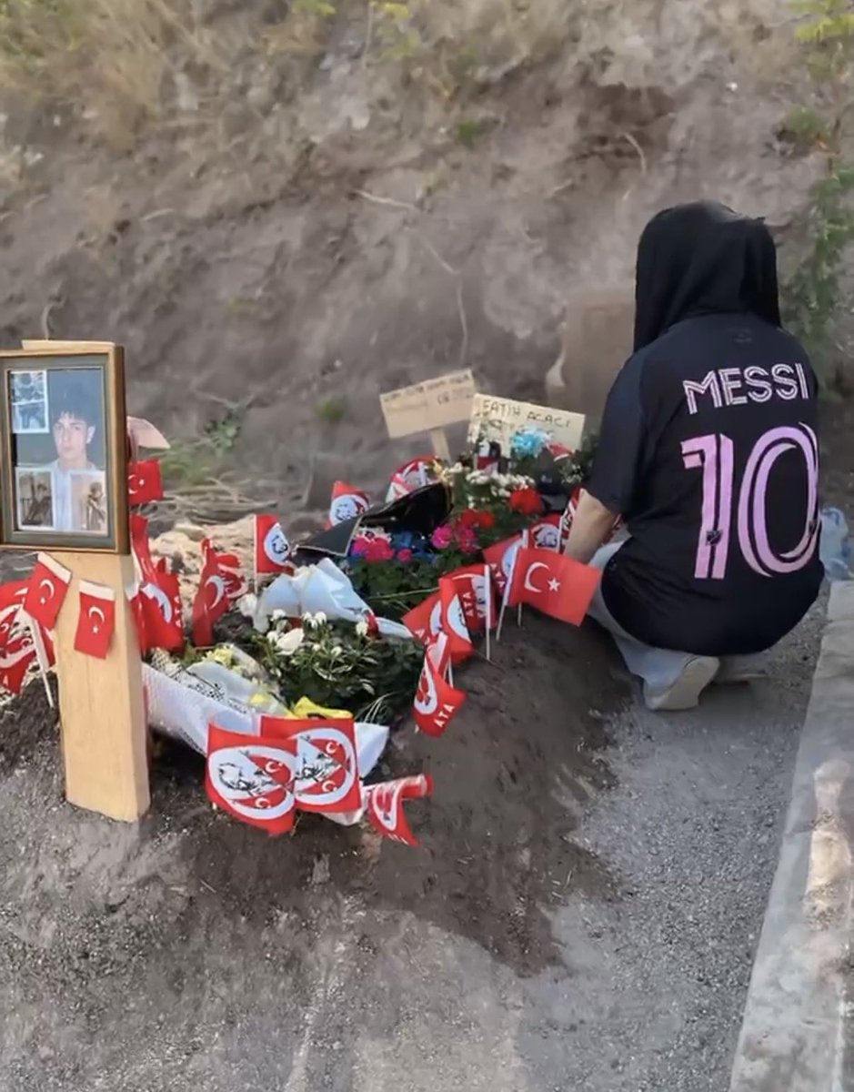 15 Yaşındaki Fatih Acacı, 15 yaşındaki bir katil tarafından 12 bıçak darbesiyle katledildi.

Ölmeden önce ablasından Messi forması istedi, forması geldiğinde Fatih melek olmuştu.

Messi formasını ablası mezarını ziyaret ettiğinde giyiyor artık.

28 Ocak’ta duruşması var. Lütfen