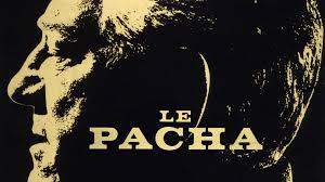 merlinpapin3's tweet photo. #Anecdotecinéma sur le film #LePacha, Le Pacha marque l'unique collaboration entre Jean Gabin et Georges Lautner. En 1963, Gabin était pressenti pour tourner dans Les Tontons flingueurs réalisé par Lautner. L'acteur voulait imposer son équipe de techniciens pour le film, ce que Lautner refusa, car il ne travaillait qu'avec l'équipe de ses débuts. Finalement, le rôle fut attribué à Lino Ventura.

Le film marque aussi la reprise de la collaboration entre Gabin et le dialoguiste Michel Audiard, après une période de froid.

Apparitions de Serge Sauvion (l'acteur doublant Peter Falk dans la version française de la série policière Columbo) dans le rôle de l'inspecteur René, ainsi que celles du chanteur Serge Gainsbourg (lui-même), du cascadeur Rémy Julienne (un motard), du journaliste Léon Zitrone (le commentateur hippique) et de Véronique de Villèle (dans la boîte « Le Hippie's » au bar, quand le commissaire Joss demande Nathalie Villar à la barmaid).

Une fois le montage bouclé, le film est présenté le 5 mars 1968 à la commission de censure, qui est ulcérée par la violence du film : non seulement par le fait que le personnage d'André Pousse, Marcel Lurat, dit « Quinquin », tue ses complices, mais aussi parce que le personnage de Gabin, Louis Joss, dit « le Pacha », un commissaire divisionnaire, tabasse « le Coréen » dans un bistrot et tue, sans sommation, Lurat. Pour la commission, il est impossible de montrer dans les salles de cinéma une telle vision de la police.

Georges Lautner ne se laisse pas démonter pour autant et se lance dans des discussions très poussées avec les producteurs et les censeurs pour soutenir son film. N'ayant pas obtenu gain de cause, il va organiser des rencontres radiophoniques faisant venir des jeunes qui racontent comment ils ont été maltraités par la police lors des interrogatoires. Au terme de cet affrontement, la censure va accepter de laisser passer un seul et unique coup de poing et de laisser la fin telle qu'elle est. Satisfait, Lautner révise le montage de son film en supprimant deux coups de poing de Gabin (les deux derniers qui envoient le suspect s'effondrer en sang à travers une vitre ; la séquence est néanmoins visible dans la bande annonce de l'époque).

Sur l'affiche promotionnelle du film, il est affiché « Interdit aux moins de 18 ans », classification de la commission de censure en raison de la violence[8]. Il ne sera classé « interdit aux moins de 13 ans » par la commission de censure qu'après deux semaines d'exploitation, une fois que Lautner aura procédé à un remontage atténuant la brutalité du personnage de Gabin.

De plus, la censure s'attaquera à la chanson de Serge Gainsbourg, Requiem pour un con, en raison de sa vulgarité. Elle sera interdite de diffusion sur les ondes radiophoniques. Cette chanson bénéficiera d'une version remixée par Gainsbourg lui-même en 1991, en version électro-funky et ponctuées d’échantillons de ricanements de Serge Gainsbourg. Elle sortira le lendemain de sa mort et sera largement diffusée à la radio, en guise d'hommage.

@FredOL69007

❤️si vous aimez