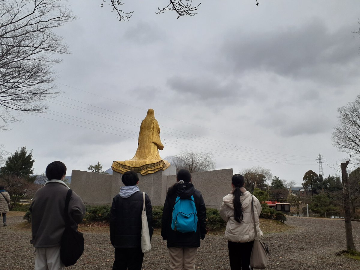Shigabunkyo's tweet photo. 源氏物語ゼミはフィールドワーク。
紫式部が父の越前守赴任に伴って約1年ほど過ごした越前市武生へ。
目的は、越前ランチ（この時期は蟹）・紫式部公園・紫ゆかりの館から源氏物語と紫式部を感じ取ること！
#滋賀文教短期大学　#国文学科　#ゼミ　#源氏物語　#越前市武生���#紫式部公園　#紫ゆかりの館 https://t.co/k4lt4DyrHu