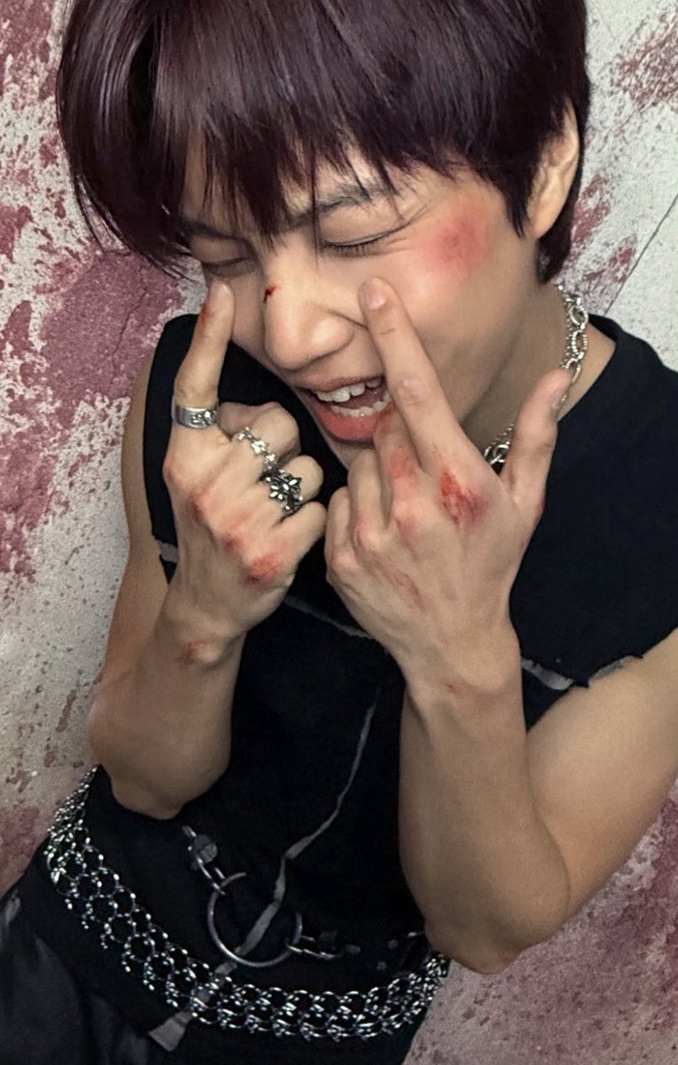 xopinkpink's tweet image. 종인이 땡스투 봐 애들아 나 진짜 눈물나는데 어캄ㅜ

THANKS TO. 나를 이 앨범으로 데려와 준 모든 시간과 사람들에게.

먼저 이 앨범을 기다려주고 믿어준 너에게 설명하지 않아도 알아봐 주는 마음이 있다는 게 얼마나 큰 힘인지 감사한 일인지 매번 다시 배운다. 기다림이 당연해지지 않도록,…