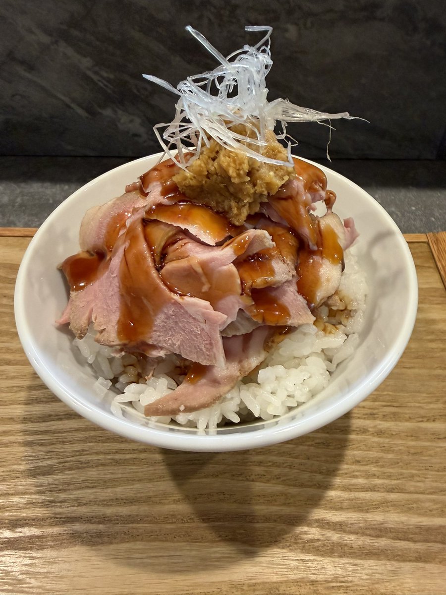 erotalk's tweet photo. 本日のラーメン(6杯目)
お久しぶりのこちらへ
特製煮干+チャーシューめし
旨い💯💯💯
今日は寒いからサイコー👍
御馳走様でした
#RAMEN_MATSUI
#新宿御苑
#四谷 https://t.co/jp97G9cTcU