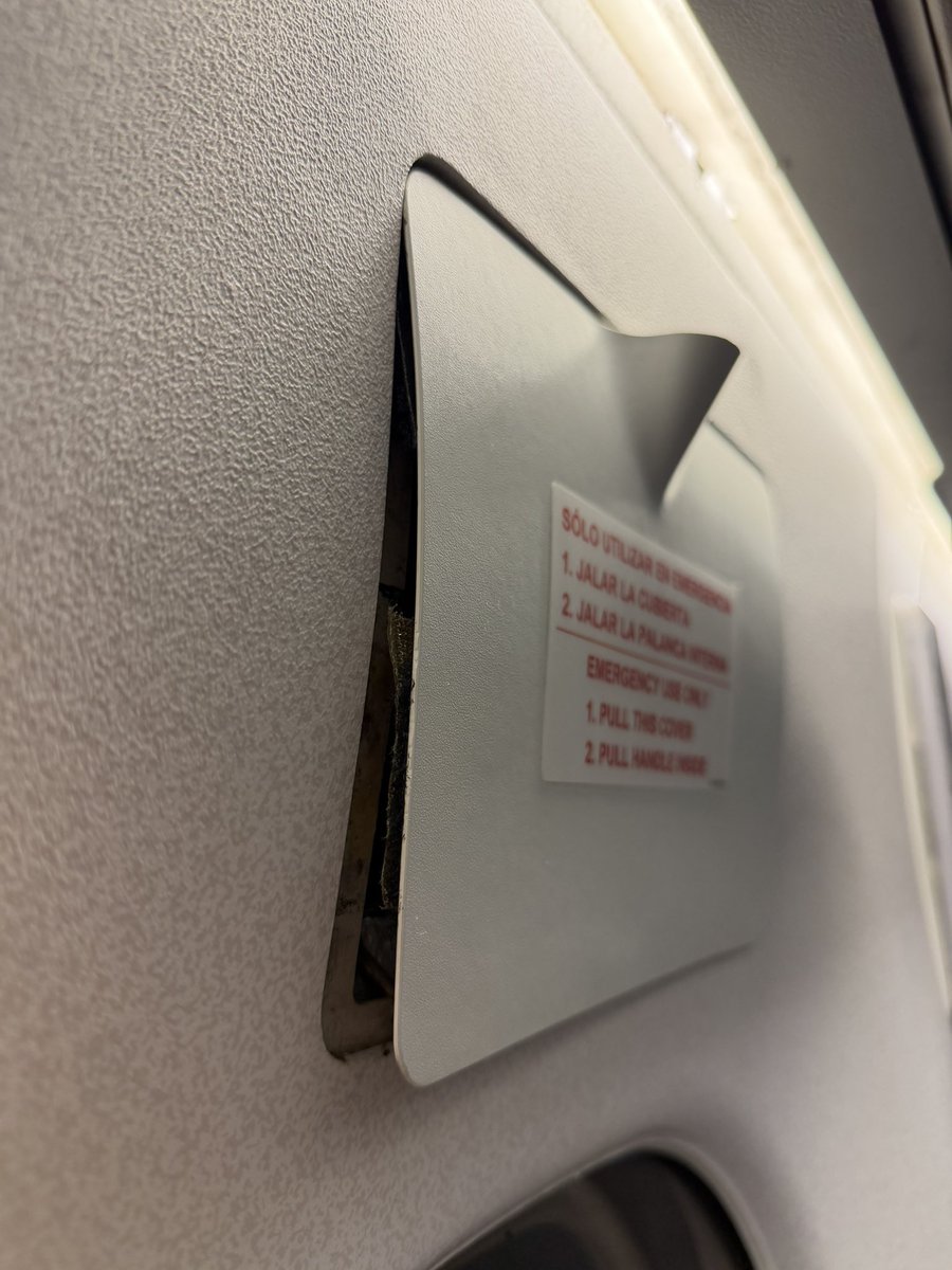 Paydenuez1's tweet photo. Pésimo servicio y condiciones de tus aviones @Aeromexico 😢 mi vuelo se retrasó 3 horas, sin explicaciones, sin compensación y además… una puerta de emergencia en dudosa condición! 
Gracias 🫶🏻 https://t.co/ln5MDU0LGh
