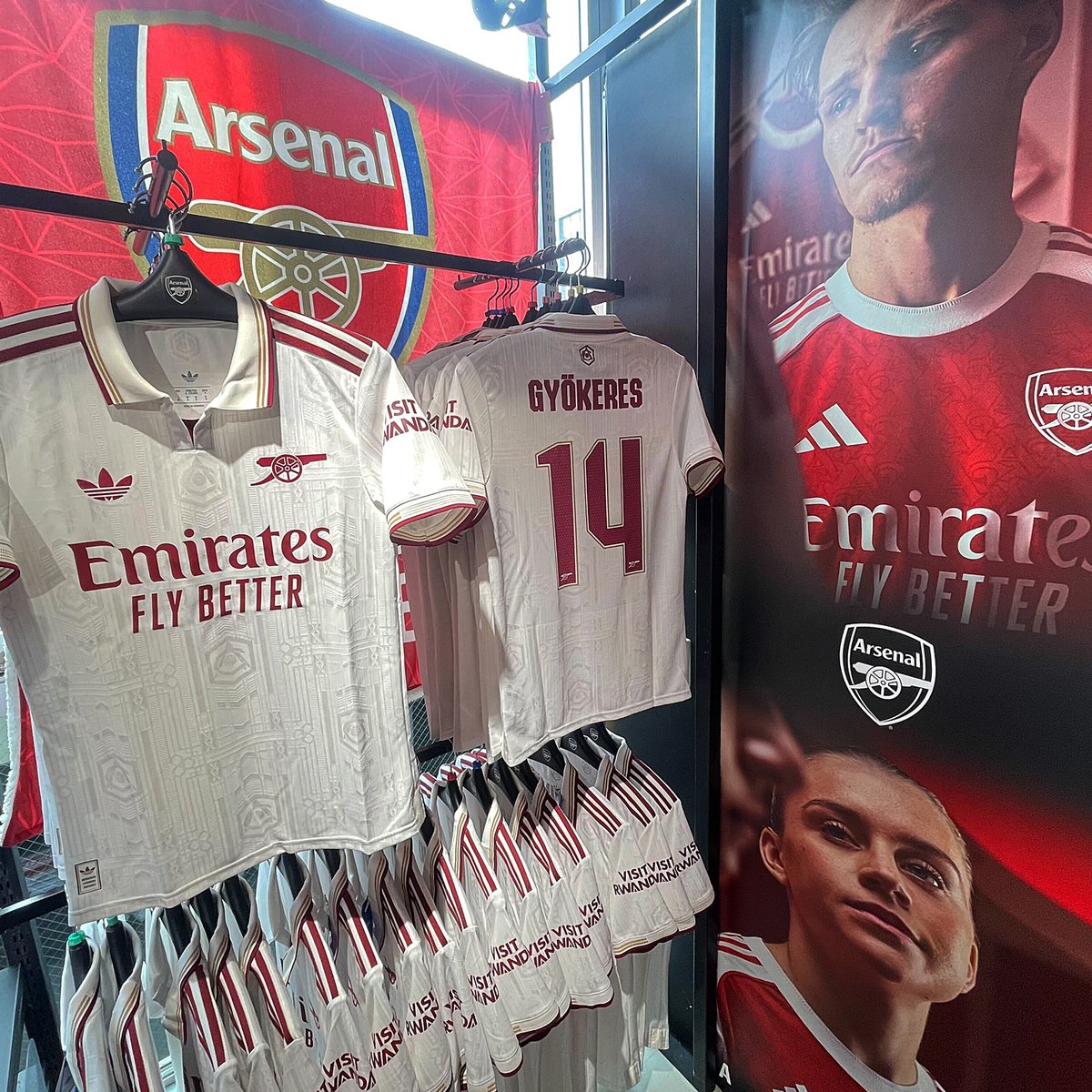 ES_FOOTBALL's tweet image. 🔴もはや芸術👨‍🎨🔴
#ハイバリー での記憶から20年🏟️
アーセナル 25/26 3rd オーセンティック ユニフォームは全面に施された精巧なグラフィックをはじめディテールにこだわった美しい一枚✨
ARSENAL FC OFFICIAL ショップインショップ(味の素スタジアム店2F) で販売中🏬

#Arsenal #Gunners #Highbury