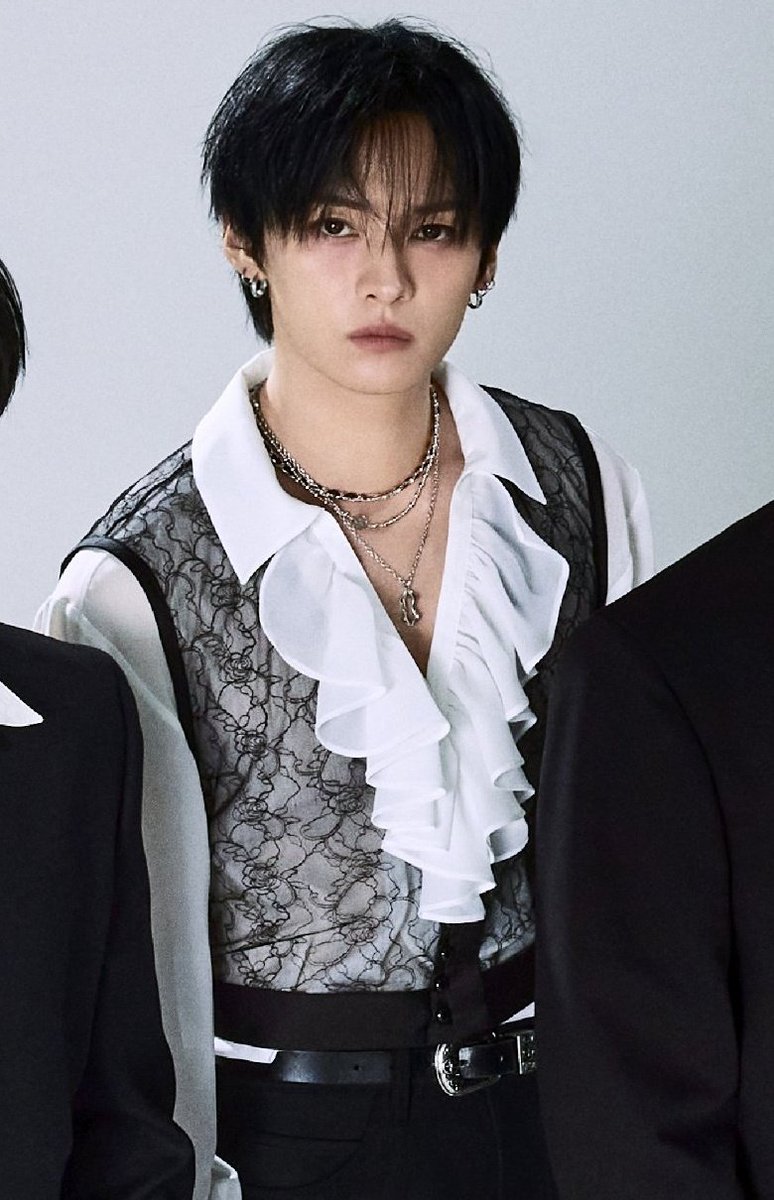 MlNHORIZON's tweet image. HE'S EATING UP THIS CONCEPT AND THIS OUTFIT 🫠