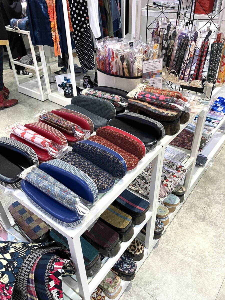 KIRUkiRu_kimono's tweet photo. キモノアドレ原宿いよいよ最終日！！
早速リピーターさんがお迎えしてくださいました♪
残り福をゲットしに来てくださーい😆

日時:1/14(水)-20(火)11-20時
場所:ラフォーレ原宿2階
(東京都渋谷区神宮前1-11-6 JR原宿駅より徒歩5分) https://t.co/619JeTka4l