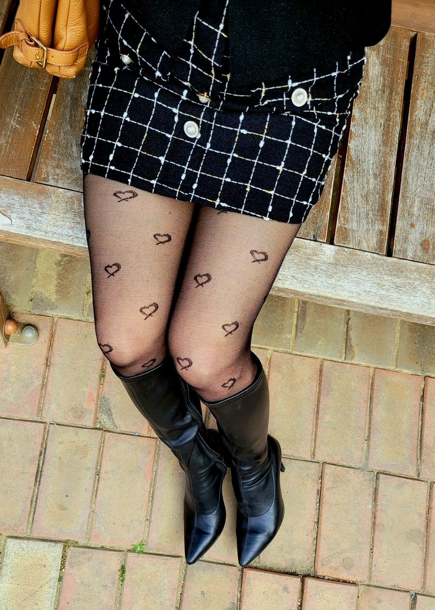 요즘 외출을 못하니~
옛날 자료를 자꾸 뒤지게 된다.
옷이랑 스타킹이 많아서 오래된건 어떤게 있는지도 기억못하다가
이렇게 사진을 보고서야...
아..다음에..하다가..또 까묵..