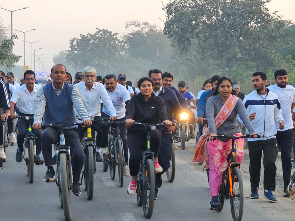 Ashishdavebjp's tweet photo. સમર્પણ પબ્લિક સ્કૂલ દ્વારા આયોજિત "Cyclothon 2026" ને રાજ્યકક્ષાના માનનીય મંત્રી શ્રીમતી @Rivaba4BJP જીની પ્રેરક ઉપસ્થિતિમાં લીલી ઝંડી આપી પ્રસ્થાન કરાવ્યું.

વિદ્યાર્થીઓમાં નાનપણથી જ સ્વાસ્થ્ય પ્રત્યે જાગૃતિ આવે અને પર્યાવરણ સુરક્ષાનો સંદેશ ઘર-ઘર સુધી પહોંચે તે હેતુથી શાળા પરિવાર દ્વારા આ આયોજન કરવામાં આવ્યું હતું.

આ પ્રસંગે ધારાસભ્ય શ્રીમતી @iRitaPatel જી, પૂર્વ ધારાસભ્ય શ્રી મહેન્દ્રસિંહ વાઘેલા, જિલ્લાના શિક્ષણ વિભાગના અધિકારીઓ તેમજ સમર્પણ શાળા પરિવારના શિક્ષકો અને વિદ્યાર્થીઓ અને મોટી સંખ્યામા સાયકલિસ્ટો જોડાયા હતા.

#Fitindia #cyclothon