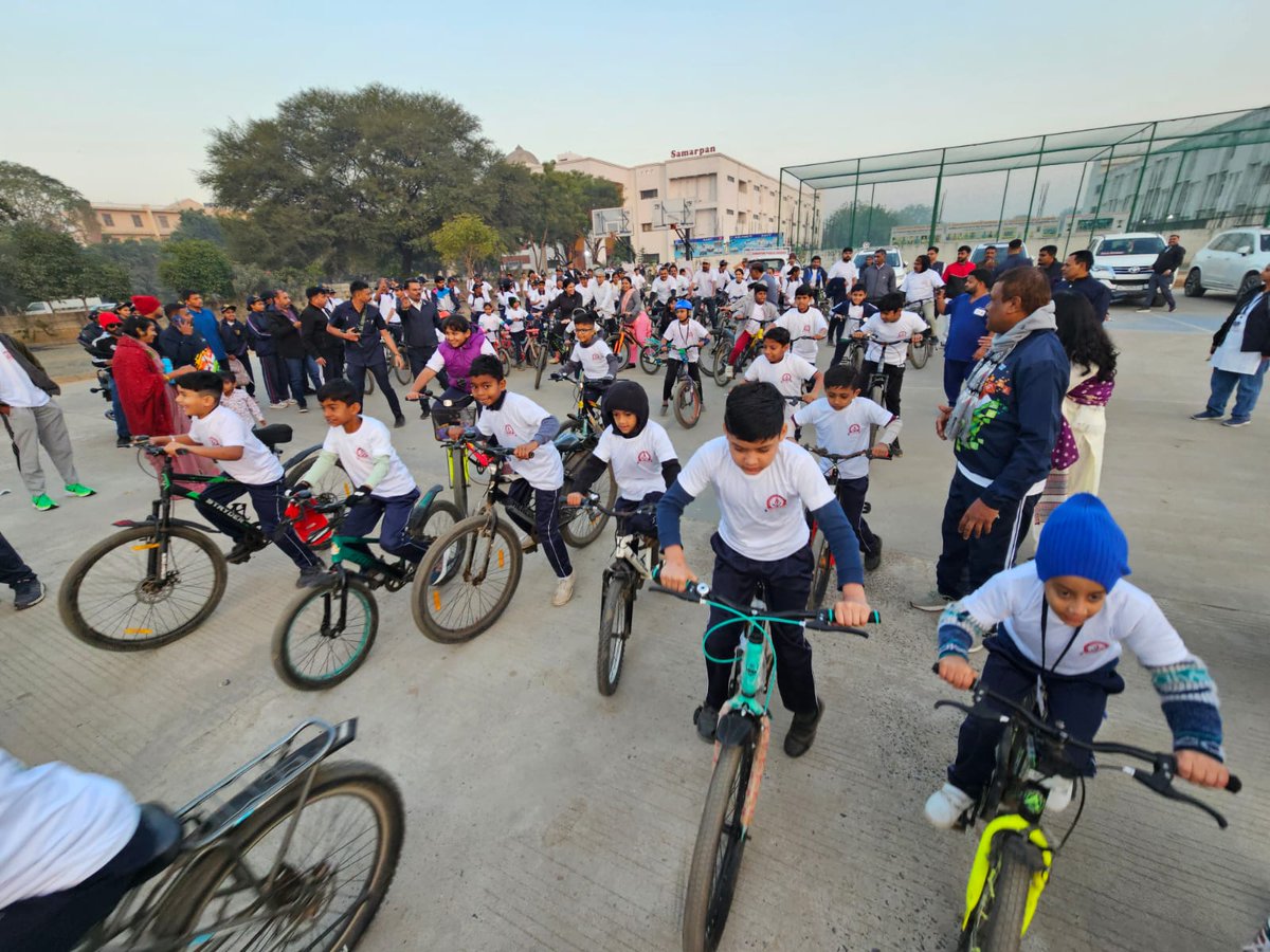Ashishdavebjp's tweet photo. સમર્પણ પબ્લિક સ્કૂલ દ્વારા આયોજિત "Cyclothon 2026" ને રાજ્યકક્ષાના માનનીય મંત્રી શ્રીમતી @Rivaba4BJP જીની પ્રેરક ઉપસ્થિતિમાં લીલી ઝંડી આપી પ્રસ્થાન કરાવ્યું.

વિદ્યાર્થીઓમાં નાનપણથી જ સ્વાસ્થ્ય પ્રત્યે જાગૃતિ આવે અને પર્યાવરણ સુરક્ષાનો સંદેશ ઘર-ઘર સુધી પહોંચે તે હેતુથી શાળા પરિવાર દ્વારા આ આયોજન કરવામાં આવ્યું હતું.

આ પ્રસંગે ધારાસભ્ય શ્રીમતી @iRitaPatel જી, પૂર્વ ધારાસભ્ય શ્રી મહેન્દ્રસિંહ વાઘેલા, જિલ્લાના શિક્ષણ વિભાગના અધિકારીઓ તેમજ સમર્પણ શાળા પરિવારના શિક્ષકો અને વિદ્યાર્થીઓ અને મોટી સંખ્યામા સાયકલિસ્ટો જોડાયા હતા.

#Fitindia #cyclothon