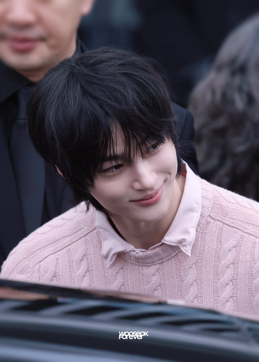 wooseokforever_'s tweet photo. 꽃 같은 남자🌷

#변우석 #ByeonWooSeok
#PradaFW26 #MiucciaPrada #RafSimons https://t.co/vqs5jMIVac