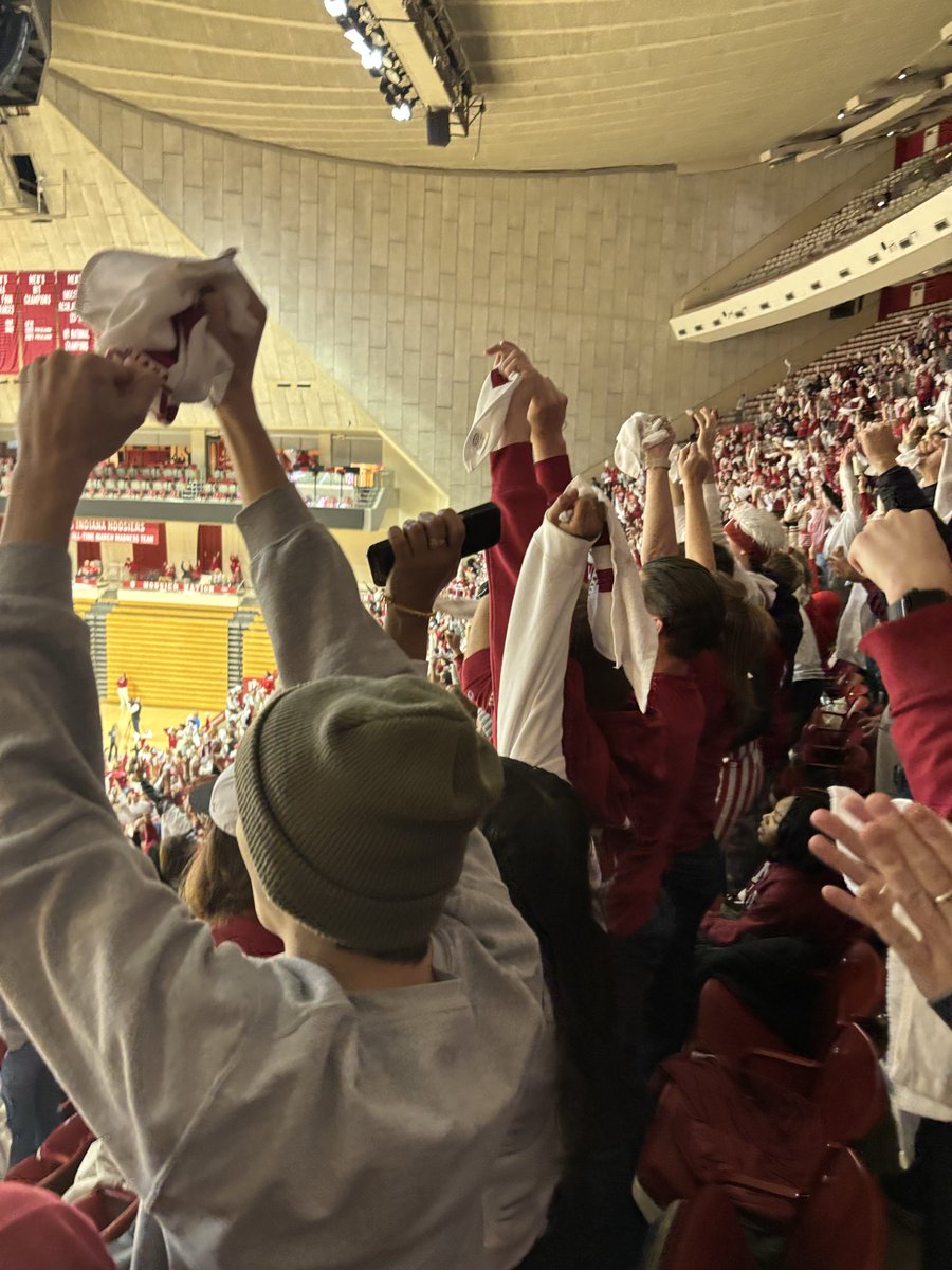 joybur10's tweet photo. Up to a six-point lead. Certainly not as comfortable as IU would like, but they still lead with less than 2 min https://t.co/dB4CdE5H4j