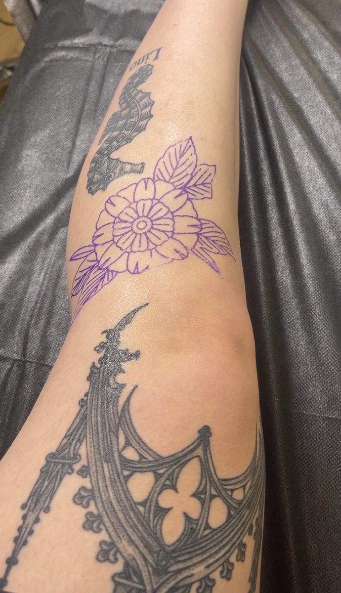 stephhaane's tweet photo. Starting my leg sleeve 🤭🙌 https://t.co/o0CMatrULY