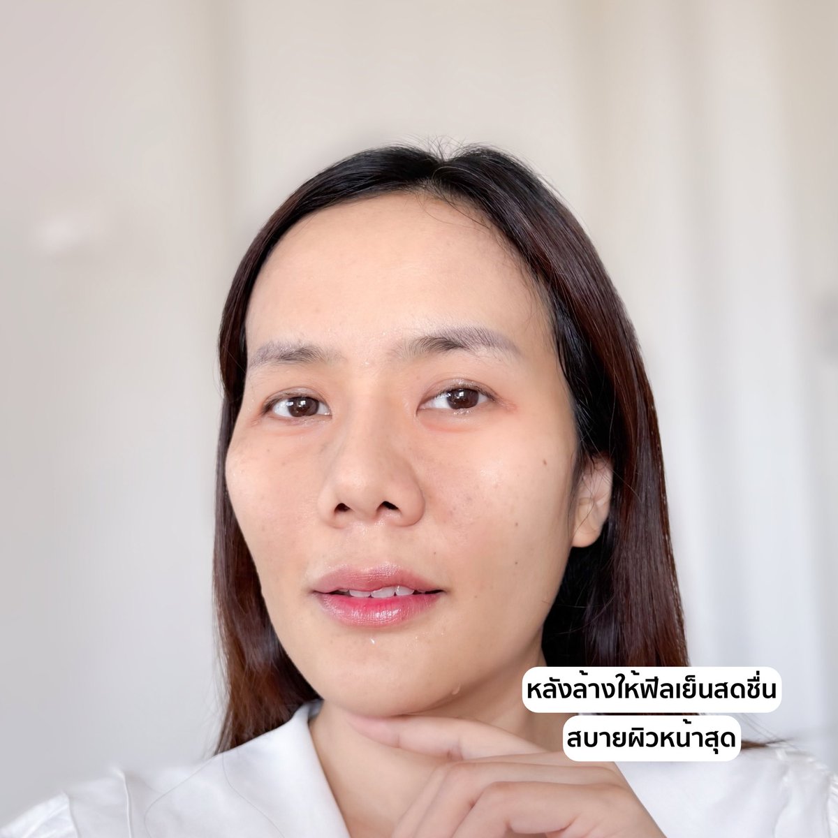 ManussananU's tweet photo. ป้ายยาสบู่วิปโฟมตัวใหม่ Smooto ใน 7-11 

ที่ลองแล้วรู้สึกว่าควรมีติดห้องน้ำ ฟองนุ่มมากกก 
หลังล้างเย็นสดชื่น เหมาะกับผิวมัน-ผิวเป็นสิว ขอเรียกสั้นๆว่า “สบู่ชาร์ดำเย็น” เพราะมีส่วนผสมของถ่านภูเขาไฟ + BHA ช่วยดูดซับความมัน มี Zinc PCA คุมมัน และ Ceramide ช่วยให้ผิวไม่แห้งตึง
ใช้ได้ทั้งหน้าและผิวกาย หลังออกกำลังกายคือฟินจริง
ล้างเสร็จผิวเย็นสบาย ผิวดูเนียน แต่งหน้าติดทนขึ้น  
ใครหาสบู่ของดี ราคาน่ารัก ก้อนละ 59 บาท ตัวนี้ควรลอง!