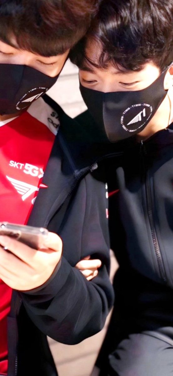 KERIANGGGG's tweet image. bringing back the old but gold... WHAT WARRANTED THE ARM LACING KERIA TELL ME🧐 aw but they were so cute