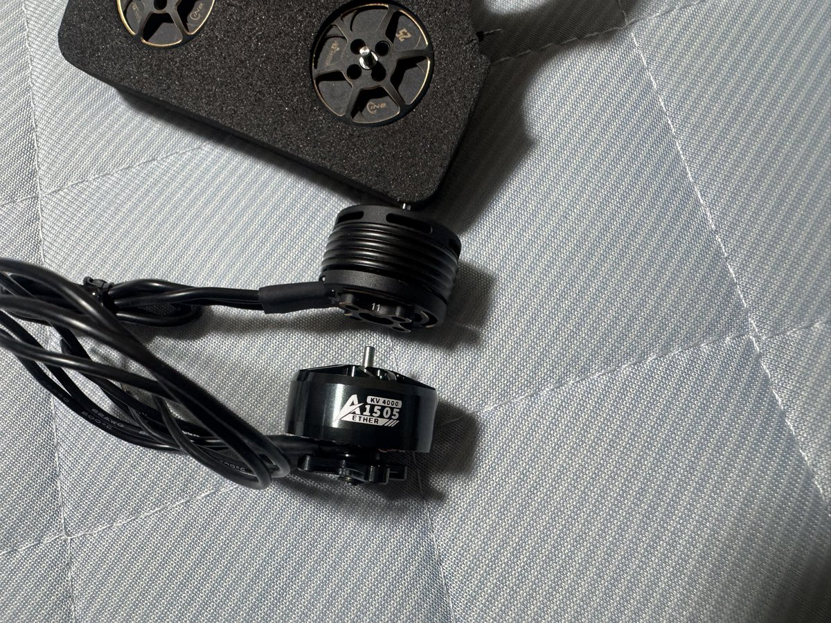 えぐいモーター教えてもらった！
9mmホールでこの大きさ！

1404と1505と比較してもこれ！

これは期待でかいなぁ！
楽しみ！！