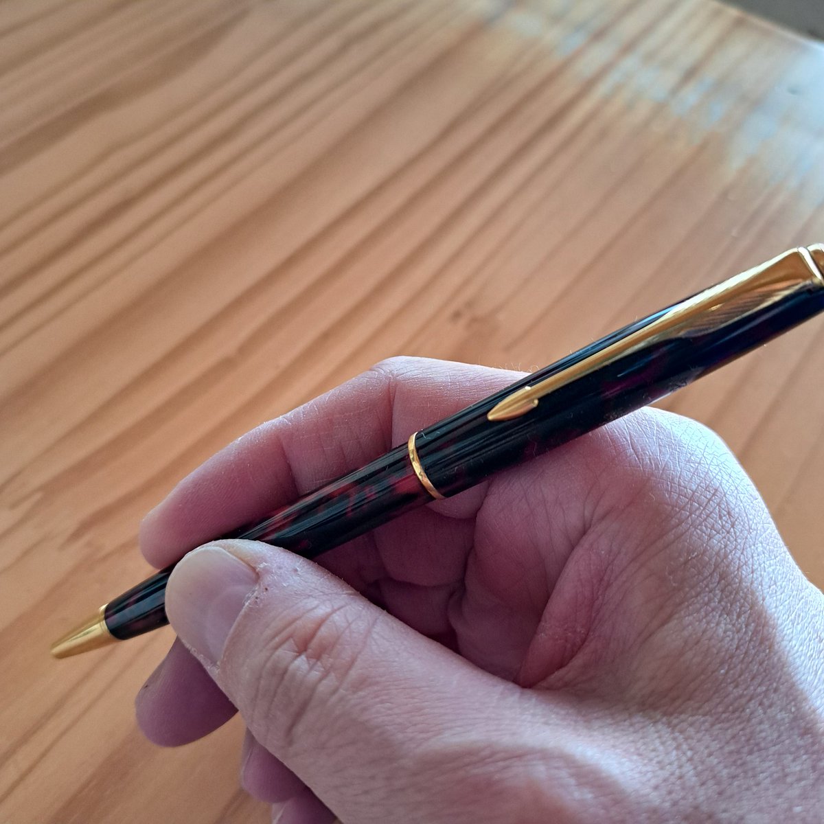 遠い昔に東京のデパートで購入した「PARKER 」のボールペン「ソネット」
中身は三菱のJET STREAMに替わってしまったが、今も普段使いに愛用している。
ただ、近いうちに同じシリーズの万年筆を購入したい。