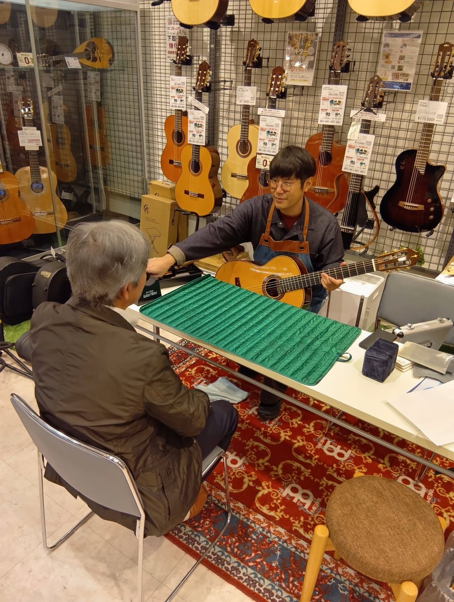 shima_fukuoka_a's tweet photo. 【クラシックギターフェスタ終了】
3日間多くのお客様にご来場頂きありがとうございました。演奏会や点検会といったイベントも多くのお客様にご来場いただきました。
演奏頂いた加藤様、斎藤様、点検会を実施していただいた君島様、ありがとうございました！
#クラシックギター #島村楽器 https://t.co/s1NPezrKhg